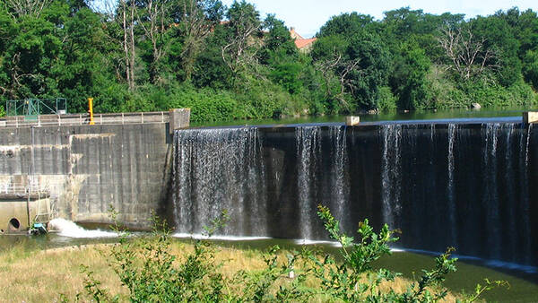 Barrage avec débit réservé à turbiner
